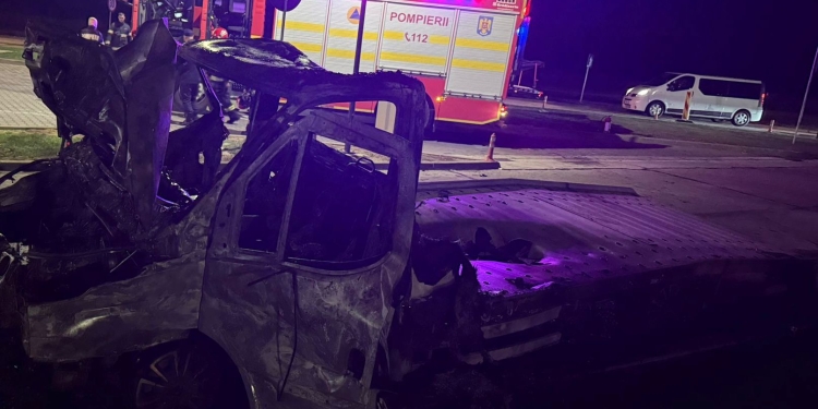 O camionetă care transporta trei mașini a ars ca o torță pe autostrada A1, în vestul țării