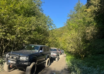 Turiști străini amendați în vestul țării. Își făceau de cap cu mașini de teren în zone protejate