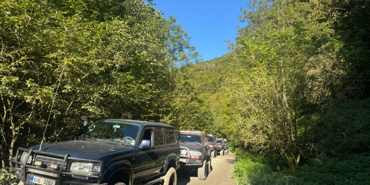 Turiști străini amendați în vestul țării. Își făceau de cap cu mașini de teren în zone protejate