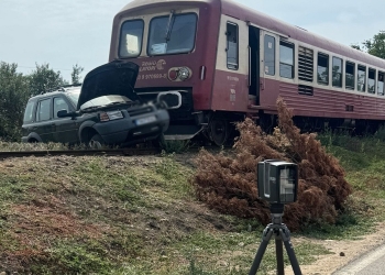 Accident feroviar în Timiș! O mașină a fost lovită de un automotor cu 30 de călători