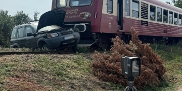 Accident feroviar în Timiș! O mașină a fost lovită de un automotor cu 30 de călători