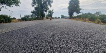 Asfalt proaspăt pe DN 69, între sensul giratoriu cu centura Timișoara Nord spre Orțișoara