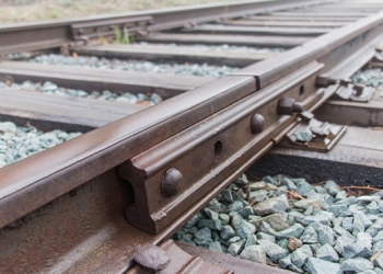 Accident feroviar în Timiș! O mașină a fost lovită de un automotor cu 30 de călători