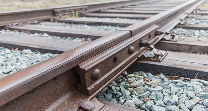 Accident feroviar în Timiș! O mașină a fost lovită de un automotor cu 30 de călători