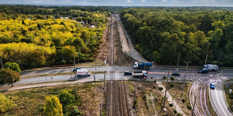Timpi de așteptate de până la 30 de minute la trecerea peste calea ferată de la Pădurea Verde! Șoferii sunt revoltați