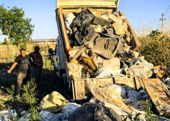 Amendă de 9.000 euro și mașină confiscată, după ce în zona Șagului au fost aruncate ilegal tone de deșeuri FOTO