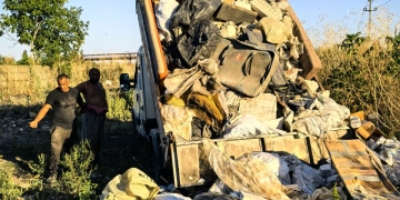 Amendă de 9.000 euro și mașină confiscată, după ce în zona Șagului au fost aruncate ilegal tone de deșeuri FOTO