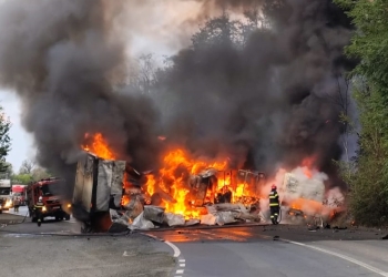 Un tir a ars ca o torță pe un drum din vestul țării