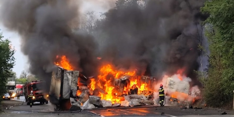 Un tir a ars ca o torță pe un drum din vestul țării