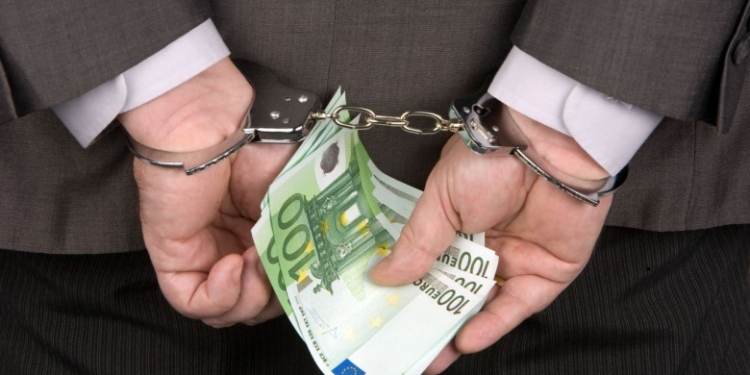 Medic din Timiș, reținut după ce a luat mită de la zeci de pacienți