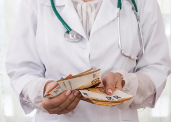 Medicul șpăgar din Făget, în arest la domiciliu