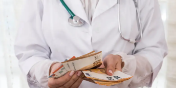 Medicul șpăgar din Făget, în arest la domiciliu