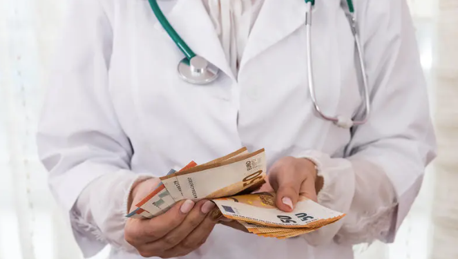 Medicul șpăgar din Făget, în arest la domiciliu