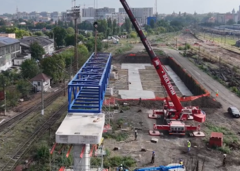 Se montează structura metalică din viitoarea pasarelă pietonală de la Gara de Nord din Timișoara