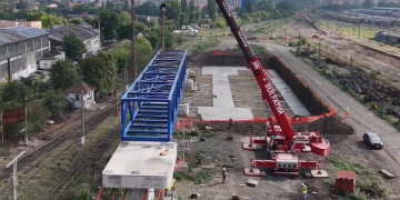 Se montează structura metalică din viitoarea pasarelă pietonală de la Gara de Nord din Timișoara