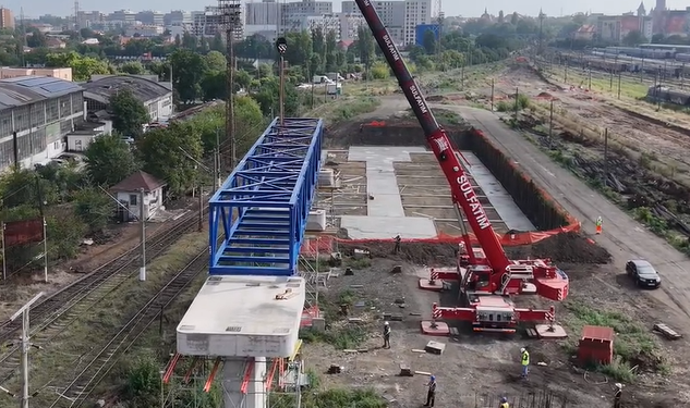 Se montează structura metalică din viitoarea pasarelă pietonală de la Gara de Nord din Timișoara