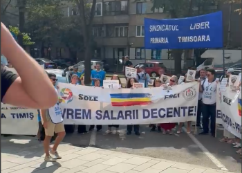 Protest al profesorilor în fața Prefecturii Timiș: „Vrem salarii decente”