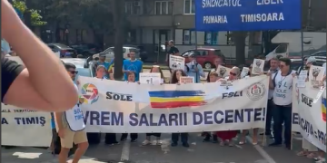 Protest al profesorilor în fața Prefecturii Timiș: „Vrem salarii decente”