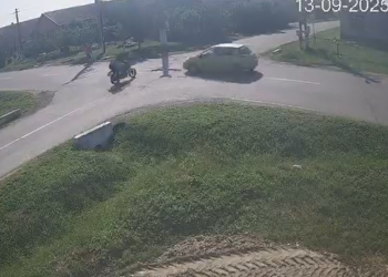 Noroc cu carul! Doi tineri pe motocicletă, din Lugoj, la un pas să fie loviți în plin de o mașină