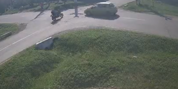 Noroc cu carul! Doi tineri pe motocicletă, din Lugoj, la un pas să fie loviți în plin de o mașină