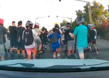 Inconștiență! Mai mulți tineri, printre care și minori, pe mijlocul drumului cu trotineta, la Timișoara