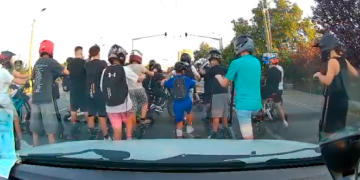 Inconștiență! Mai mulți tineri, printre care și minori, pe mijlocul drumului cu trotineta, la Timișoara