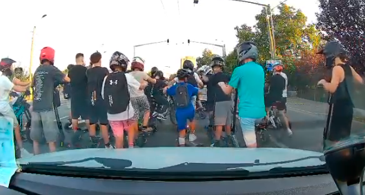 Inconștiență! Mai mulți tineri, printre care și minori, pe mijlocul drumului cu trotineta, la Timișoara