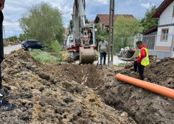 Continuă lucrările de extindere a canalizării în localitatea Sânmihaiu Român FOTO