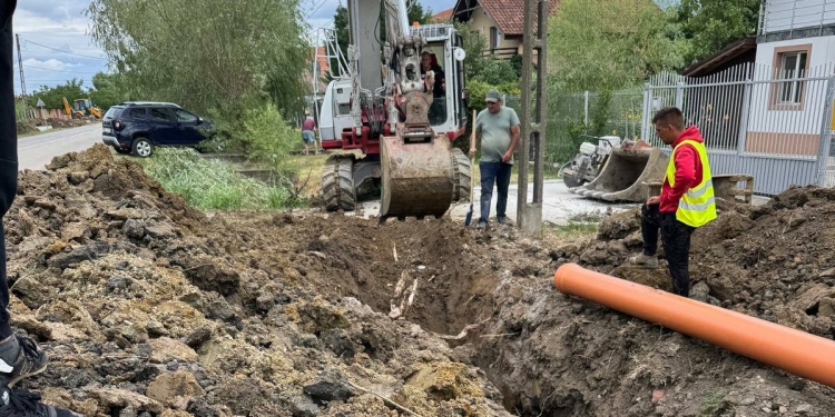 Continuă lucrările de extindere a canalizării în localitatea Sânmihaiu Român FOTO