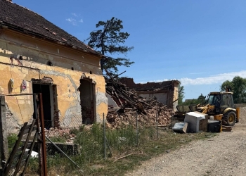 Clădirea în care a funcționat în trecut Primăria Sânmihaiu Român, demolată! În loc va fi realizat un centru medical comunal FOTO
