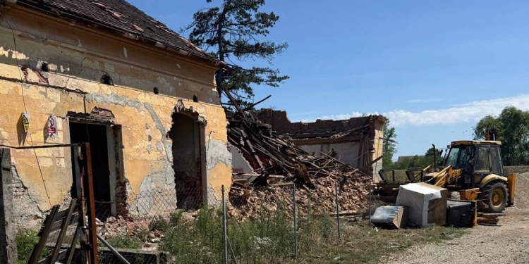 Clădirea în care a funcționat în trecut Primăria Sânmihaiu Român, demolată! În loc va fi realizat un centru medical comunal FOTO