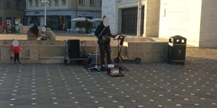 Muzică prea tare în centrul Timișoarei! Un artist stradal a fost amendat