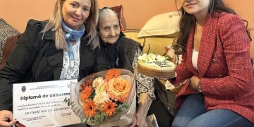 O viață cât un secol! O femeie din Timișoara, sărbătorită la împlinirea vârstei de 100 ani FOTO