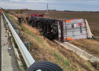 Tir răsturnat pe autostrada A1, în Timiș! Traficul se desfășoară îngreunat