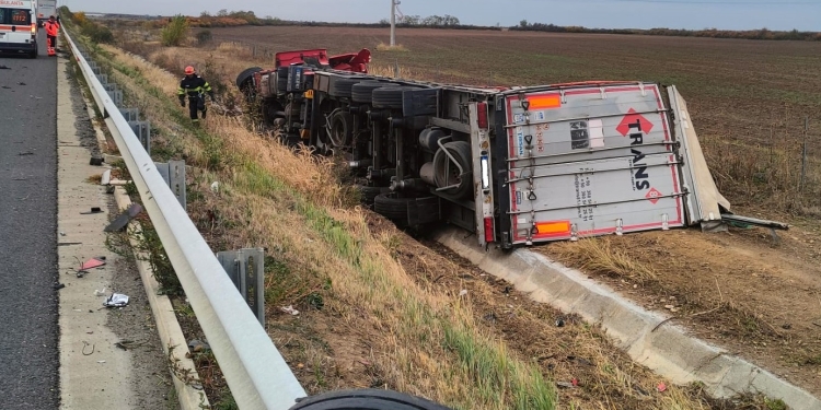 Tir răsturnat pe autostrada A1, în Timiș! Traficul se desfășoară îngreunat