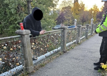 Cu o lumânare în mână, un student a vrut să se arunce în Bega, la Timișoara FOTO