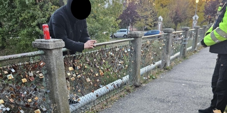 Cu o lumânare în mână, un student a vrut să se arunce în Bega, la Timișoara FOTO