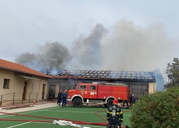 Incendiu la școala din Lovrin. Copiii și profesorii s-au autoevacuat
