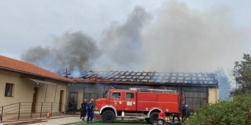 Incendiu la școala din Lovrin. Copiii și profesorii s-au autoevacuat