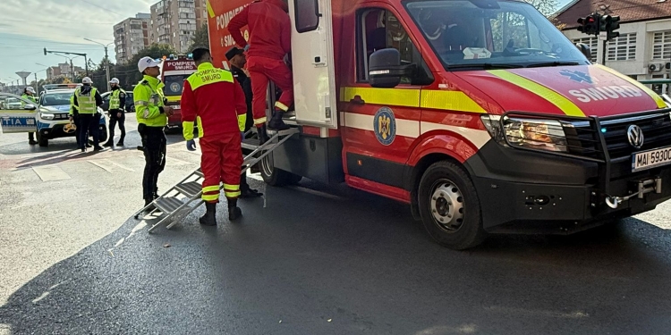 7 persoane la spital, după un accident cu 2 tramvaie și o mașină, în Arad