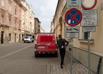 Amendați cu sutele. Șoferii din Timișoara nici nu se uită că parchează în zone pietonale