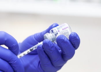 Doi medici stomatologi, reținuți pentru că au realizat intervenții estetice la Dumbrăvița și Arad