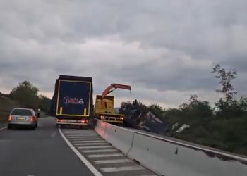 Camion răsturnat lângă un drum din vestul țării! Traficul este îngreunat