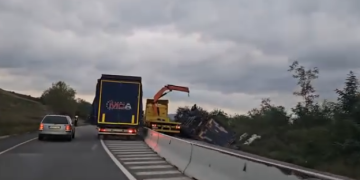 Camion răsturnat lângă un drum din vestul țării! Traficul este îngreunat
