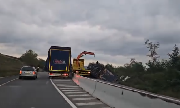 Camion răsturnat lângă un drum din vestul țării! Traficul este îngreunat