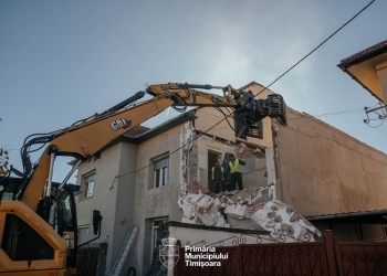 Primăria Timișoara, cu buldozerele într-o construcție ilegală de pe str. Glad FOTO