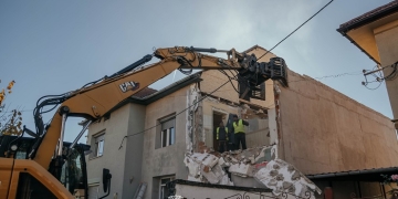 Primăria Timișoara, cu buldozerele într-o construcție ilegală de pe str. Glad FOTO
