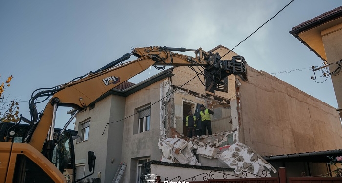 Primăria Timișoara, cu buldozerele într-o construcție ilegală de pe str. Glad FOTO