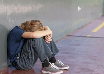 Băiat de 13 ani, bătut în mod repetat de un coleg mai mare la o școală din Timișoara