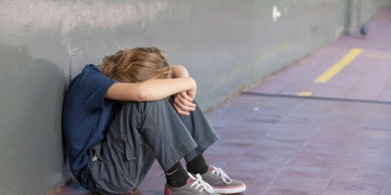 Băiat de 13 ani, bătut în mod repetat de un coleg mai mare la o școală din Timișoara